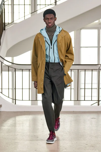 Look 16